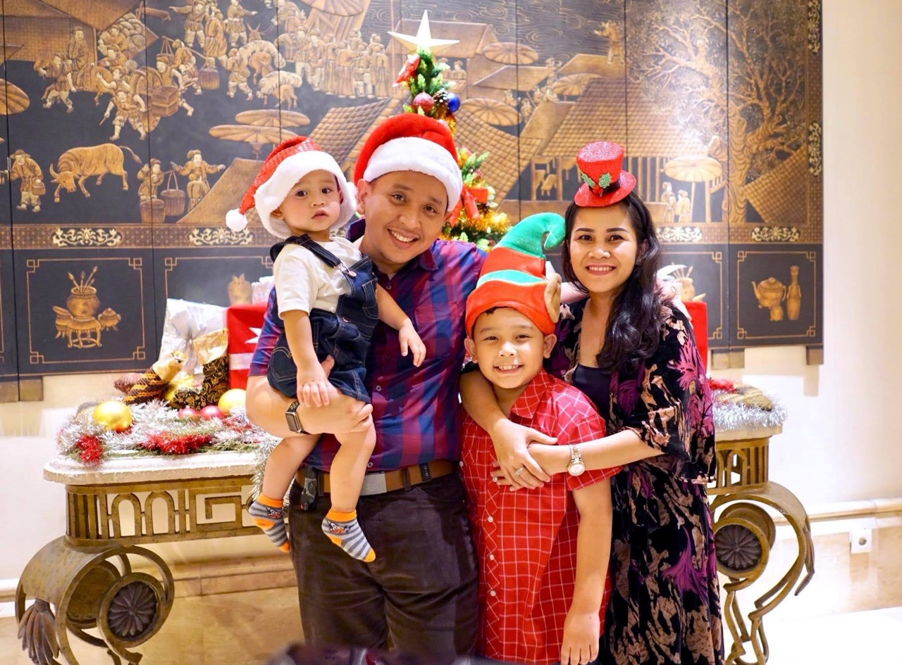 Reinheart, Rima, Reiko, dan Rafael kecil merayakan Natal bersama