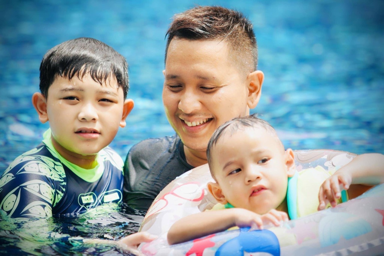 Reinheart berada di kolam renang bersama Reiko dan Rafael