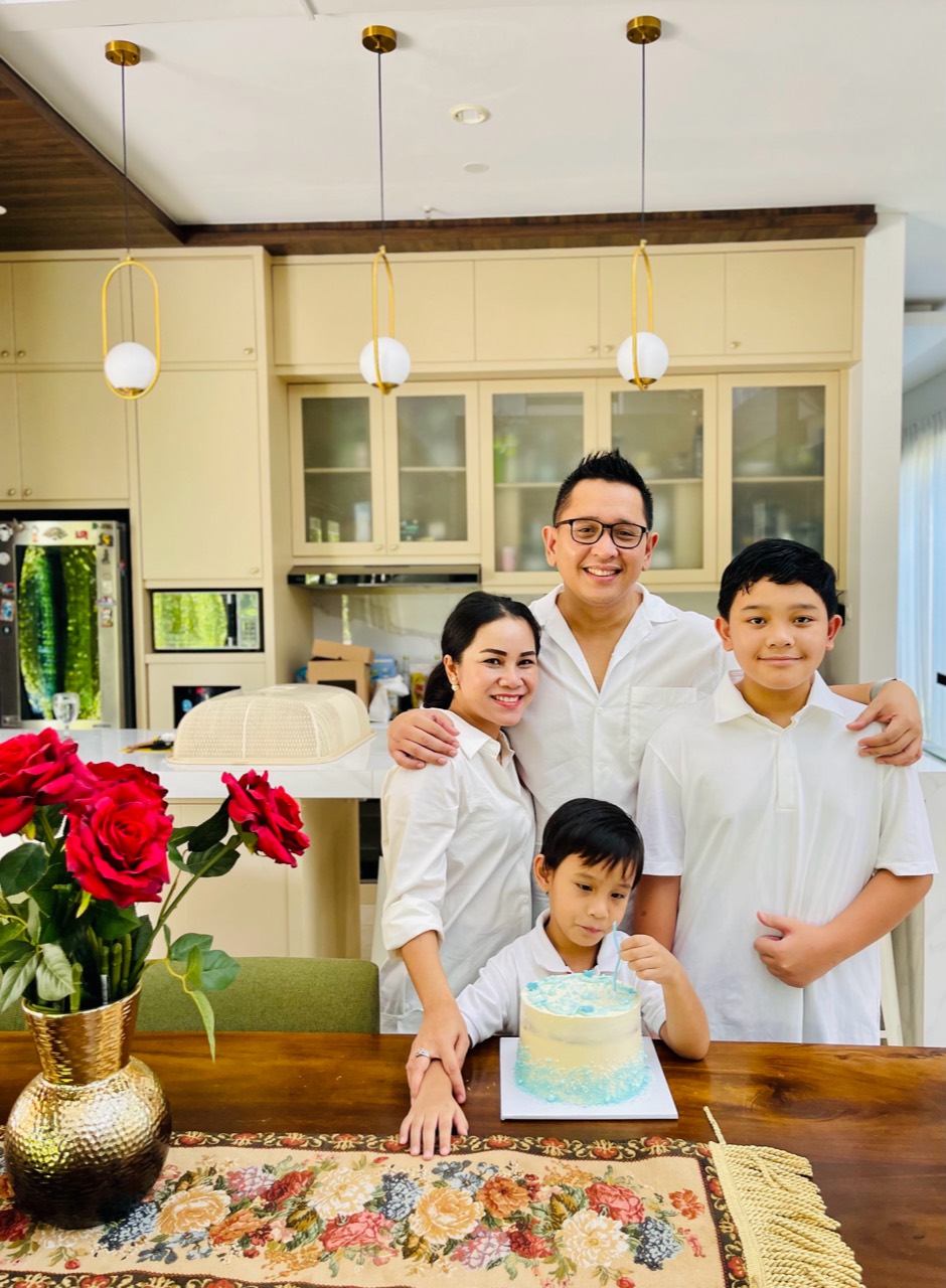 Reinheart, Rima, Reiko, dan Rafael berkumpul di rumah dengan kue