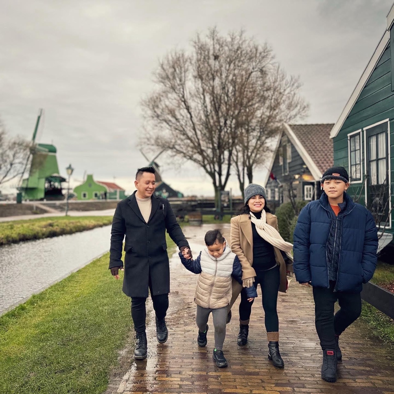 Reinheart, Rima, Reiko, dan Rafael berjalan bersama