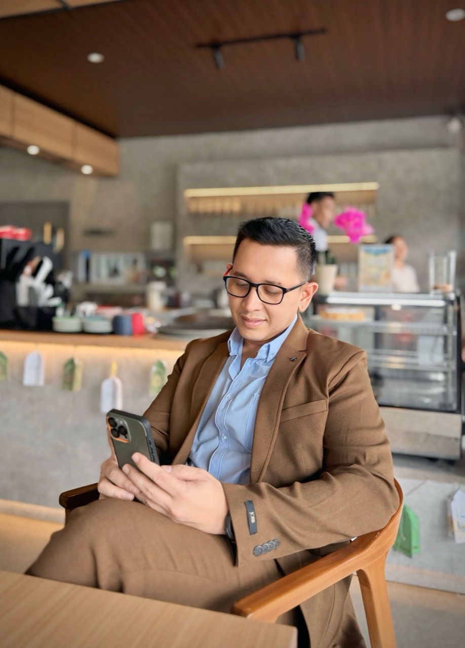 Reinheart duduk santai di kafe