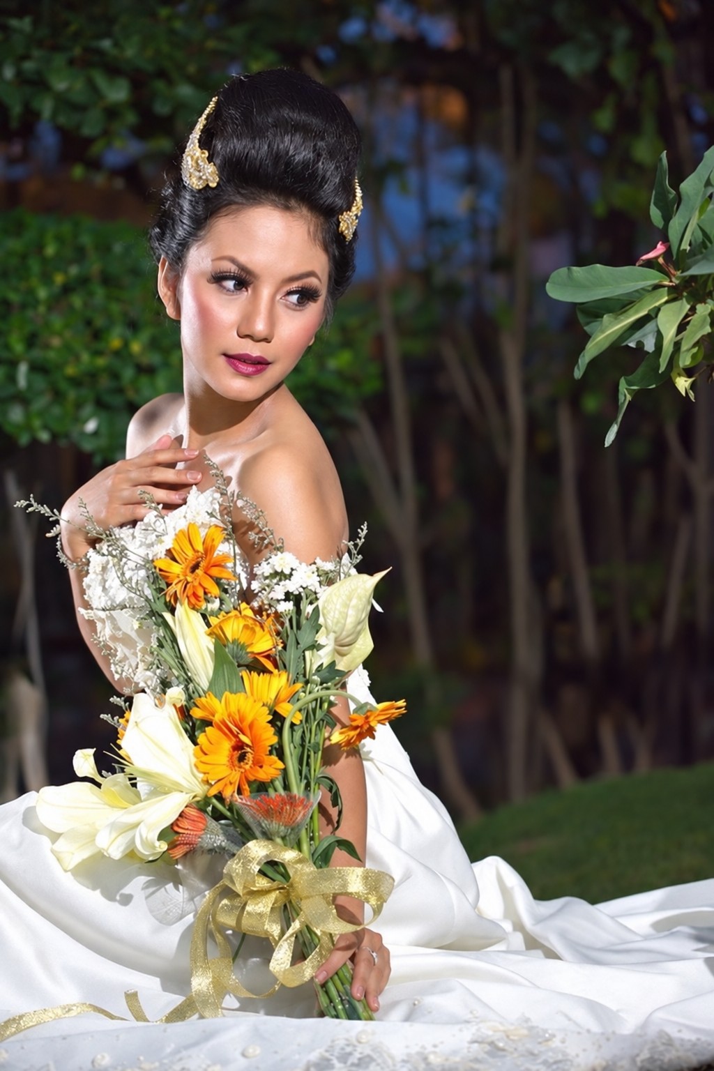Potret model dengan buket bunga jingga dan putih